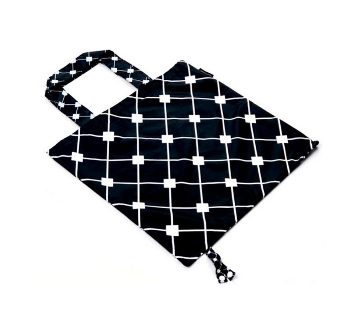 Timeless foldable travel bag in navy and white diamond print