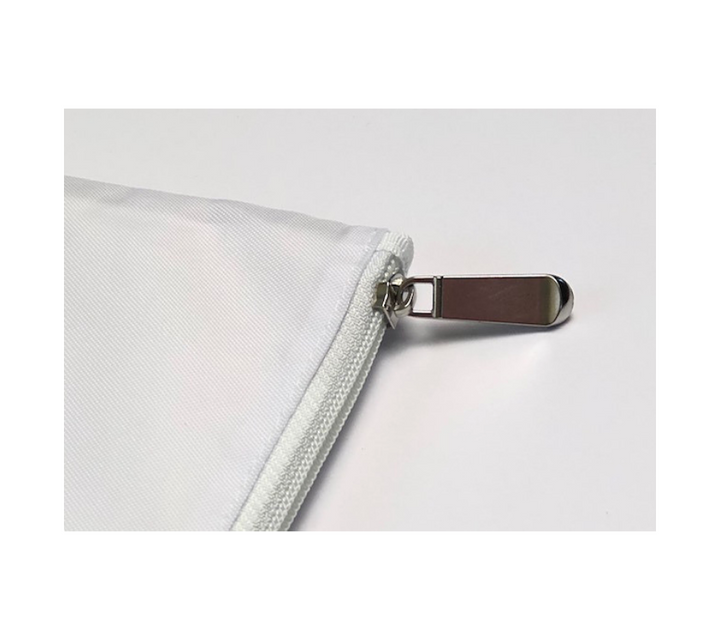 Impressive 2.8 cm large metal zip for easy open and close access